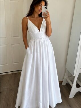 Fame & Partners White Maxi Dress Womens 6 Deep V Sleeveless Pockets